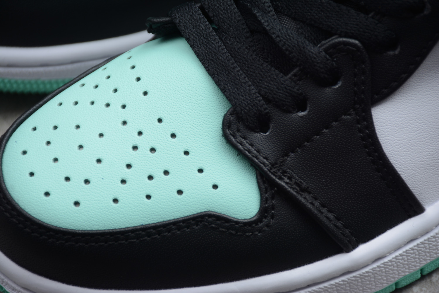Jordan 1 Low Emerald Toe 553558-117