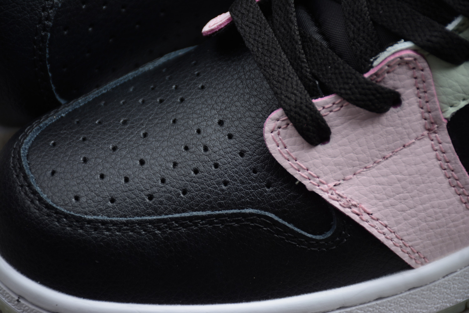 Jordan 1 Mid Glow-In-The-Dark (GS) AV5174-076
