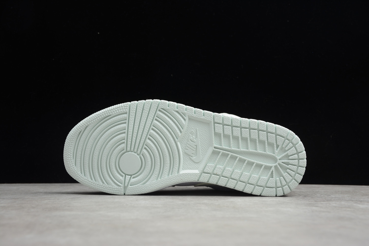 Jordan 1 Low Spruce Aura (W) CW1381-003