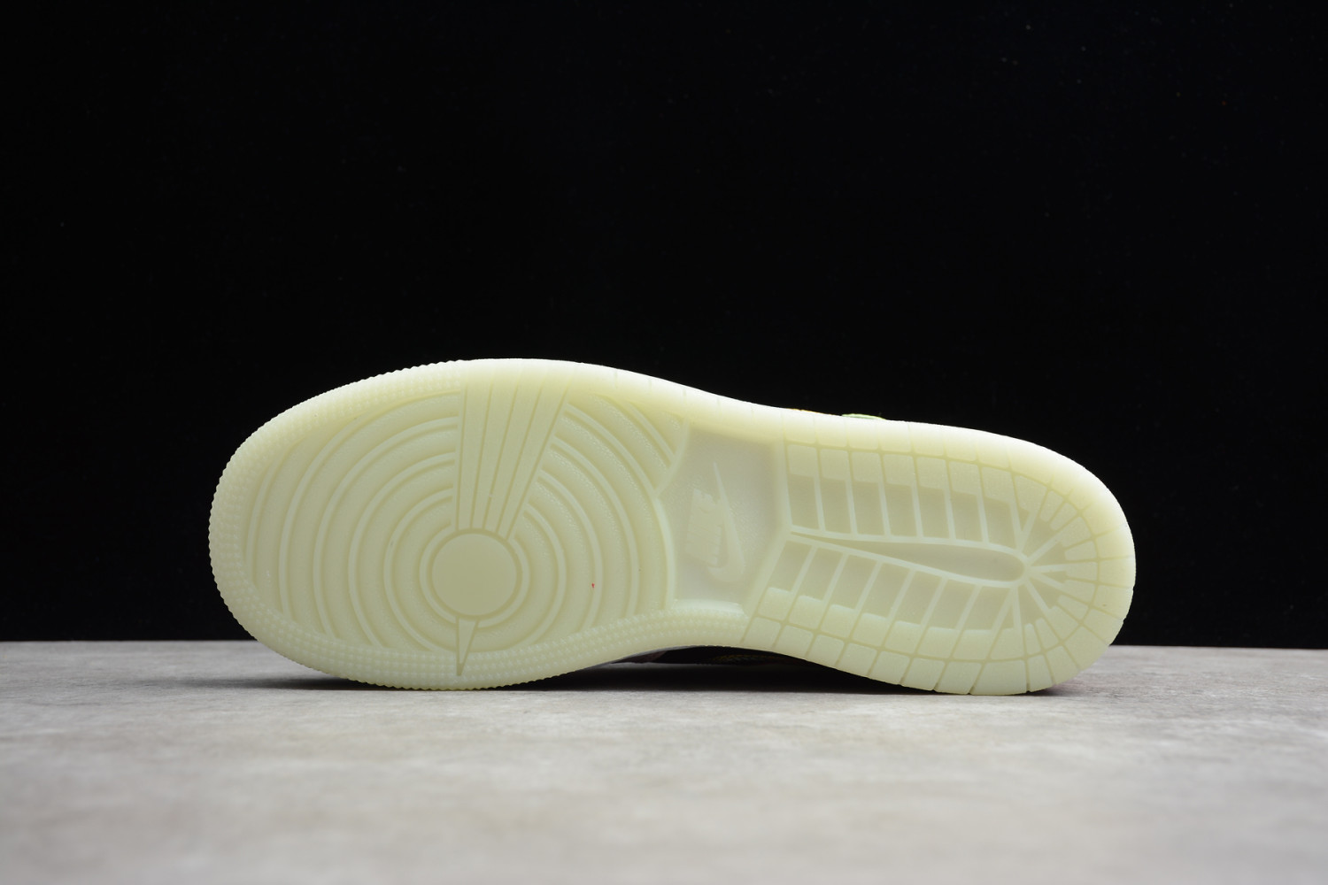 Jordan 1 Mid Glow-In-The-Dark (GS) AV5174-076