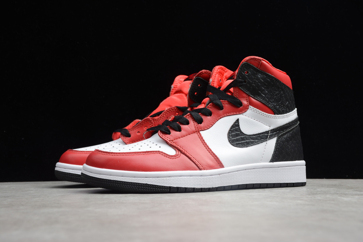 Jordan 1 Retro High Satin Black Toe (W) CD0461-016