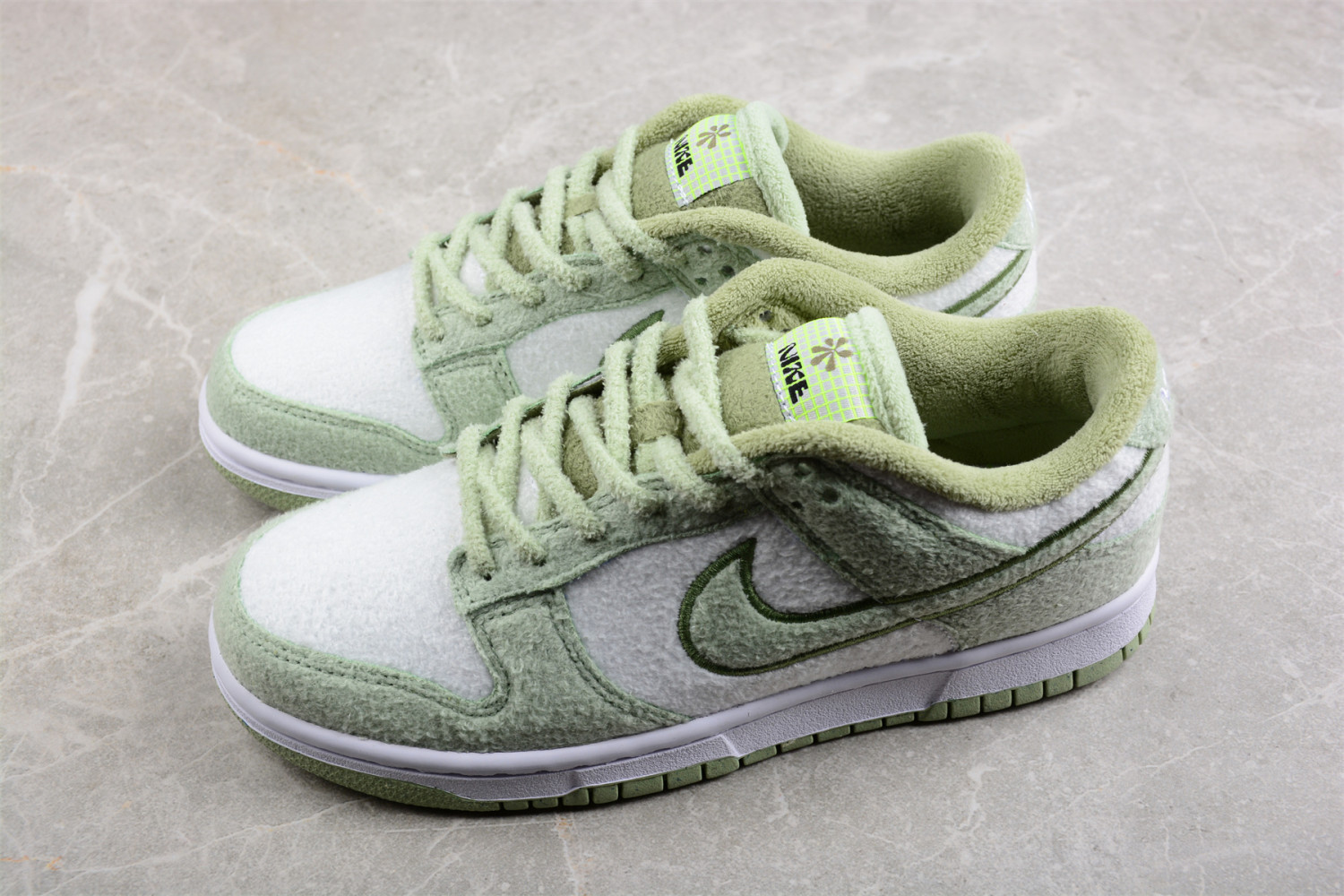 Nike Dunk Low SE Fleece Pack Honeydew (W) DQ7579-300