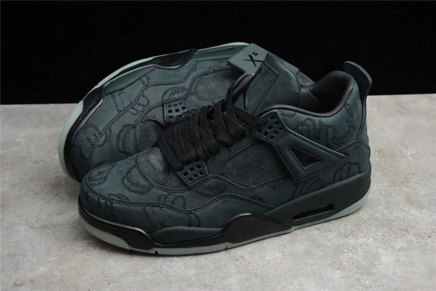 Kaws x Air Jordan 4  930155-001
