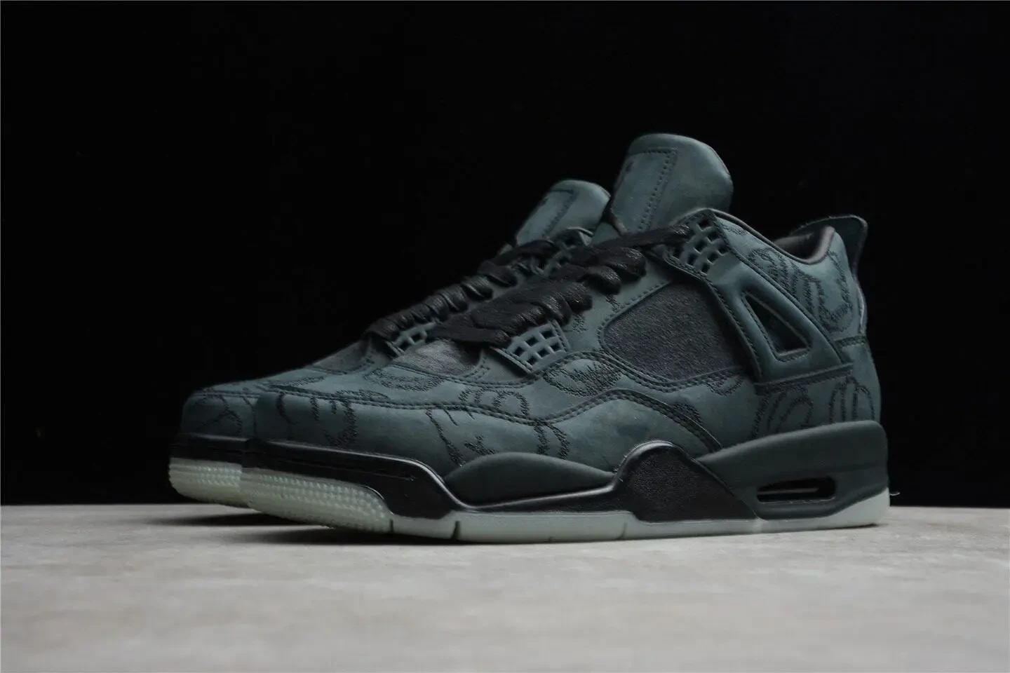 Kaws x Air Jordan 4  930155-001