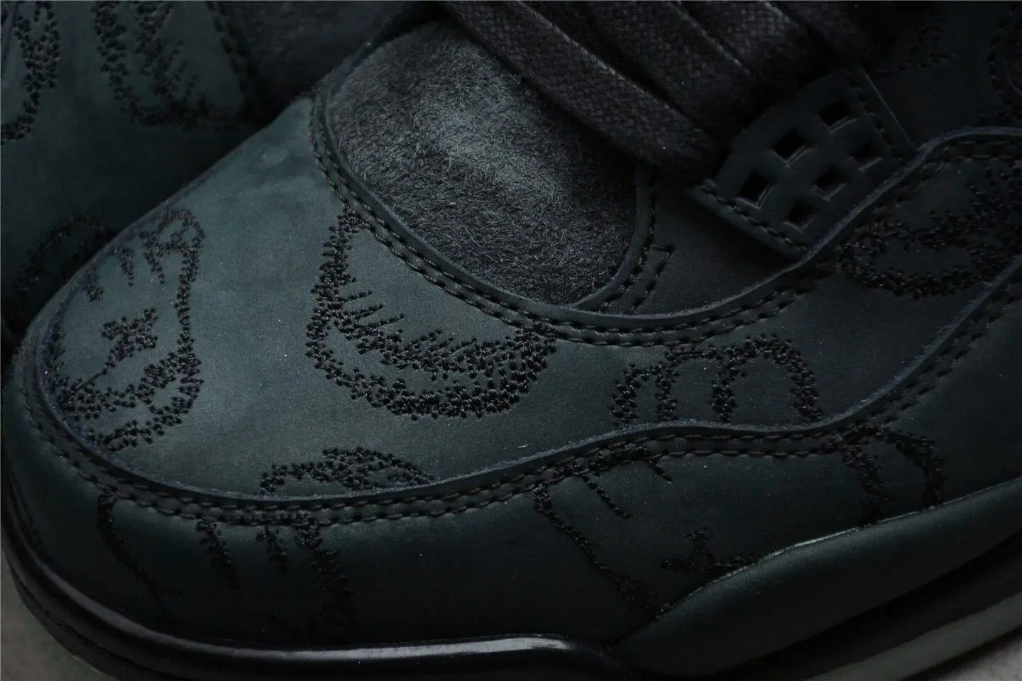 Kaws x Air Jordan 4  930155-001