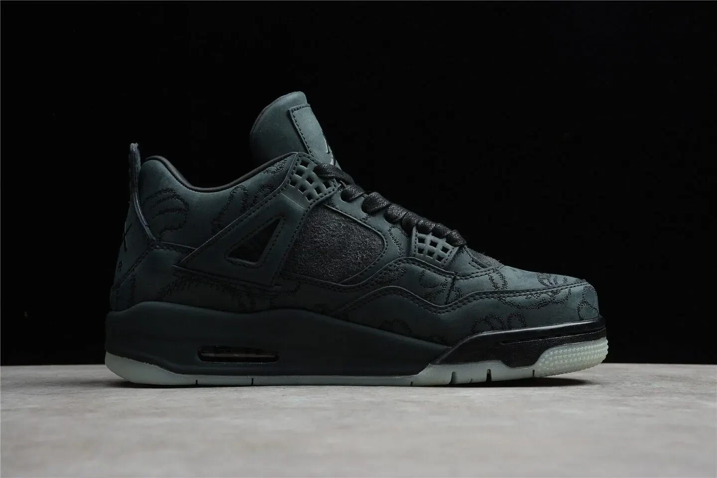 Kaws x Air Jordan 4  930155-001