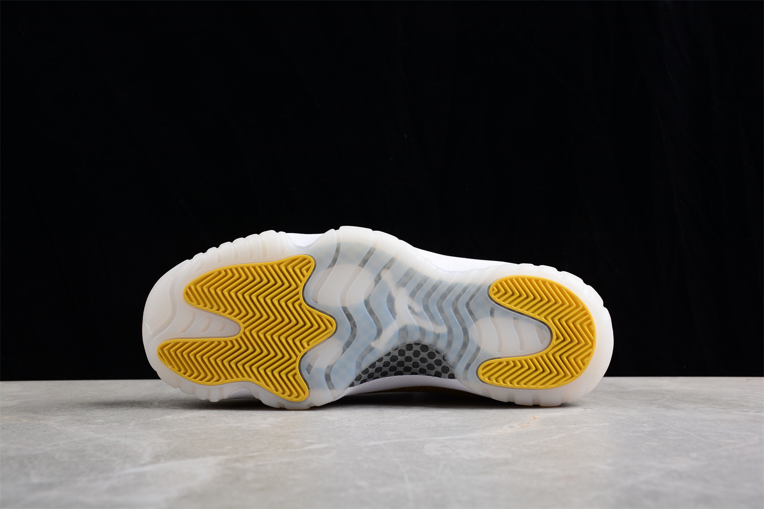 Jordan 11 Retro Low Tour Yellow Snakeskin (W) AH7860-107