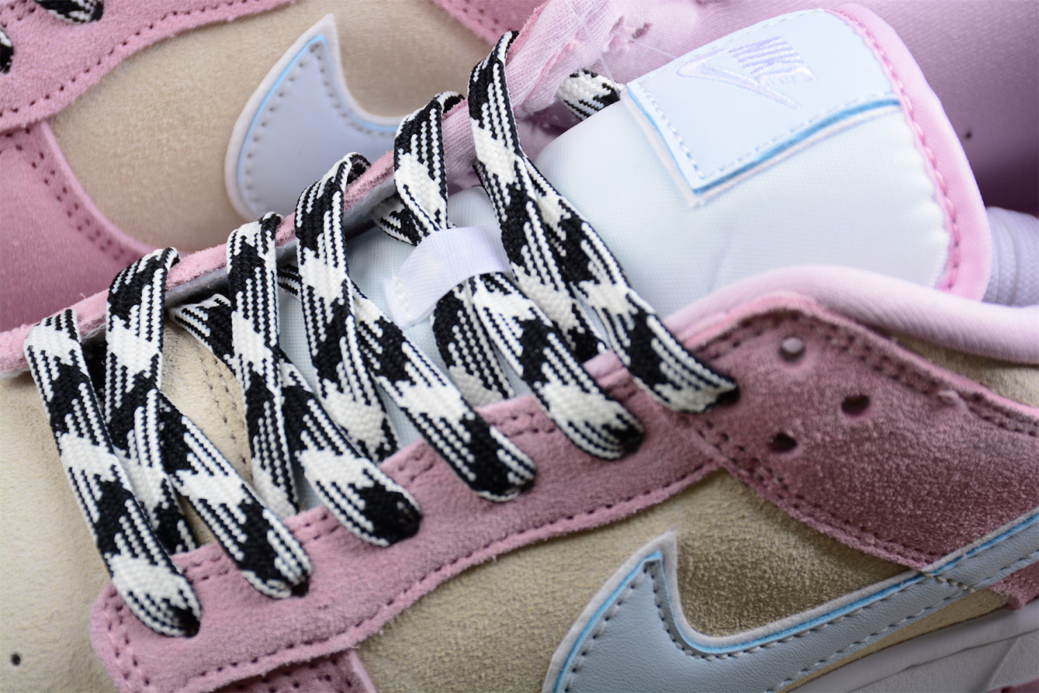 Nike SB Dunk Low “Pink Suede” DO7412-901