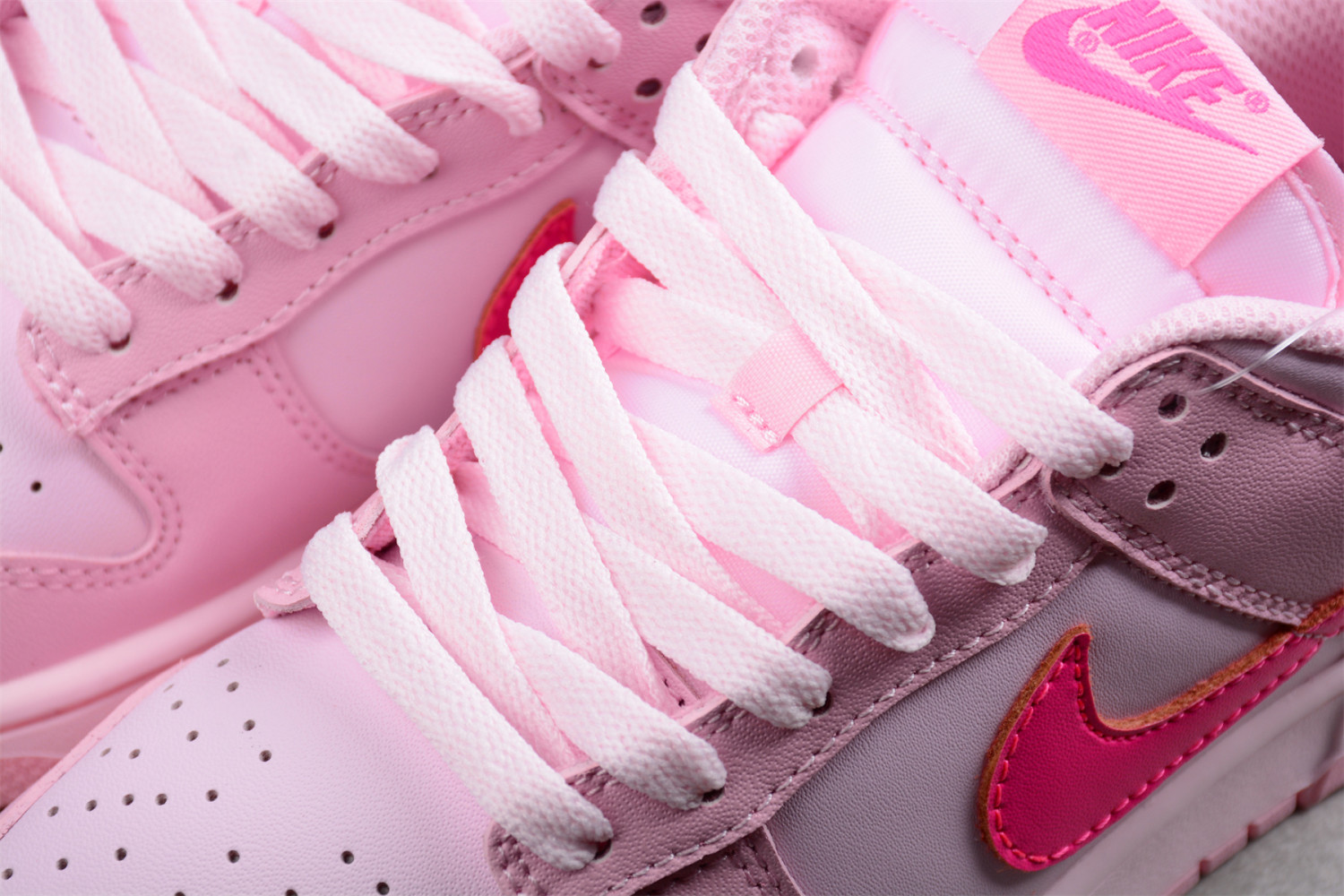 Nike Dunk Low Triple Pink (GS) DH9756-600