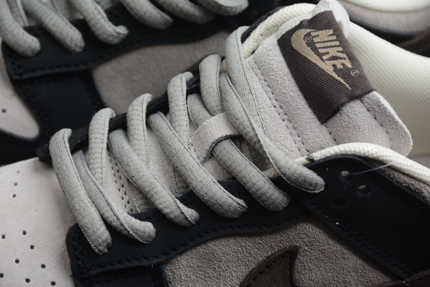 Otomo Katsuhiro x Nike SB Dunk Low “Steamboy OST” LF0039-003