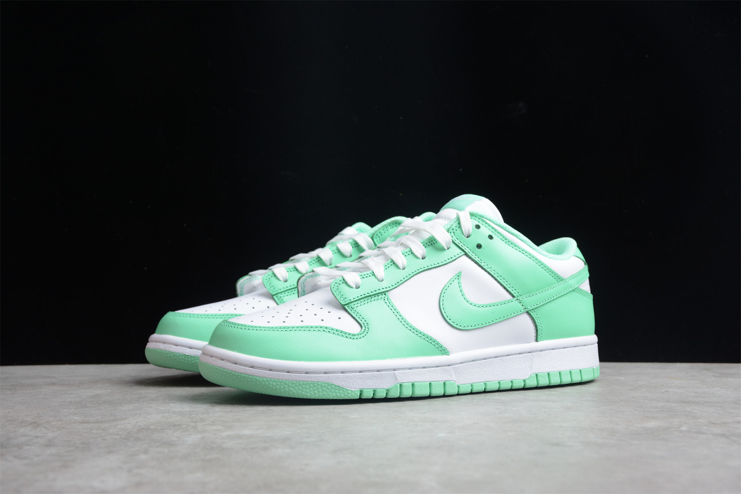 Nike Dunk Low Green Glow (W) DD1503-105