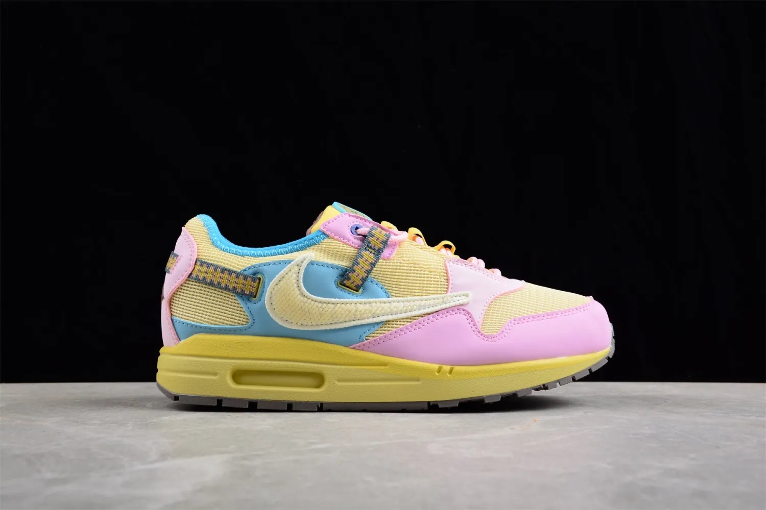 Travis Scoot x Nk Air Max 1 DO9392-100