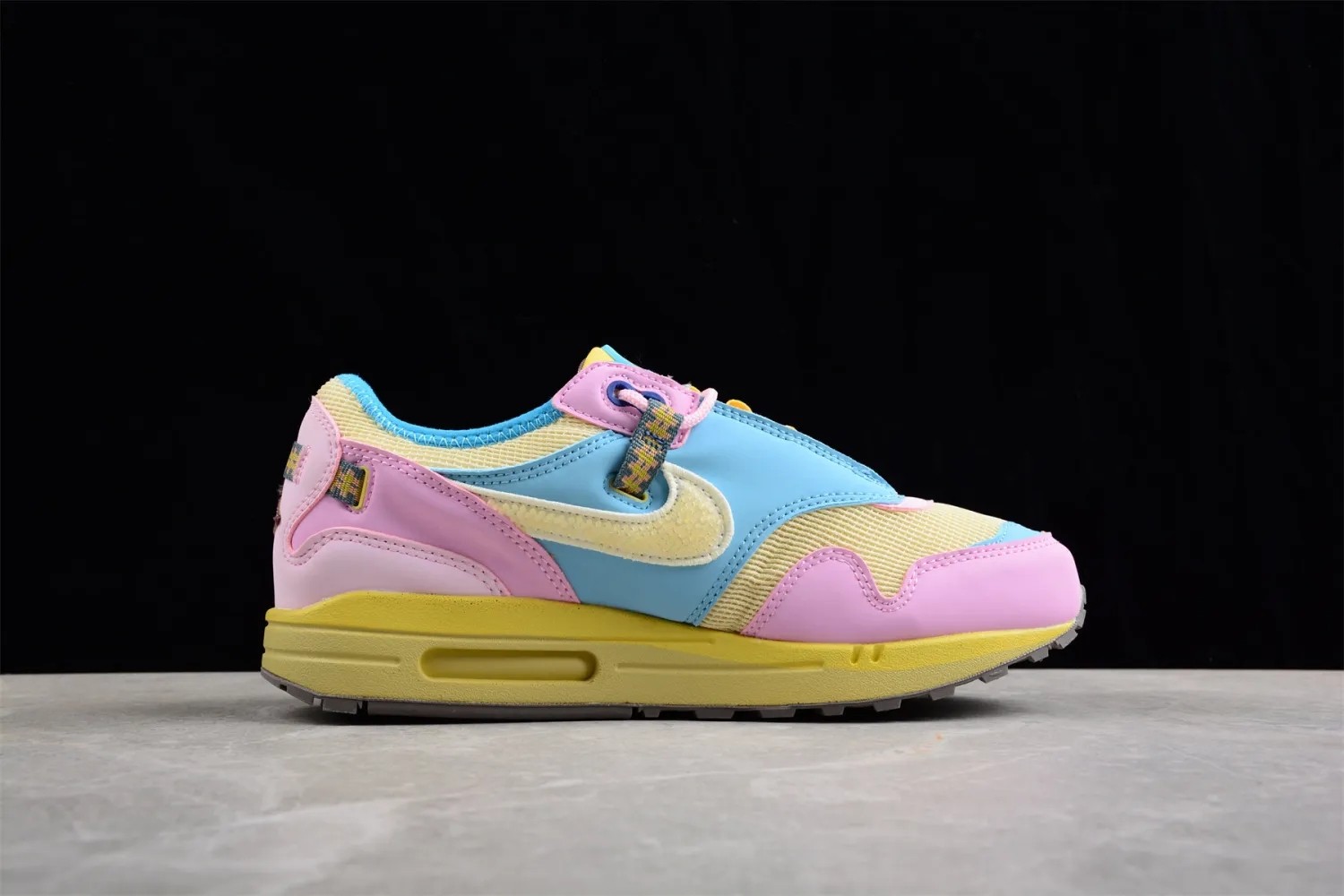 Travis Scoot x Nk Air Max 1 DO9392-100