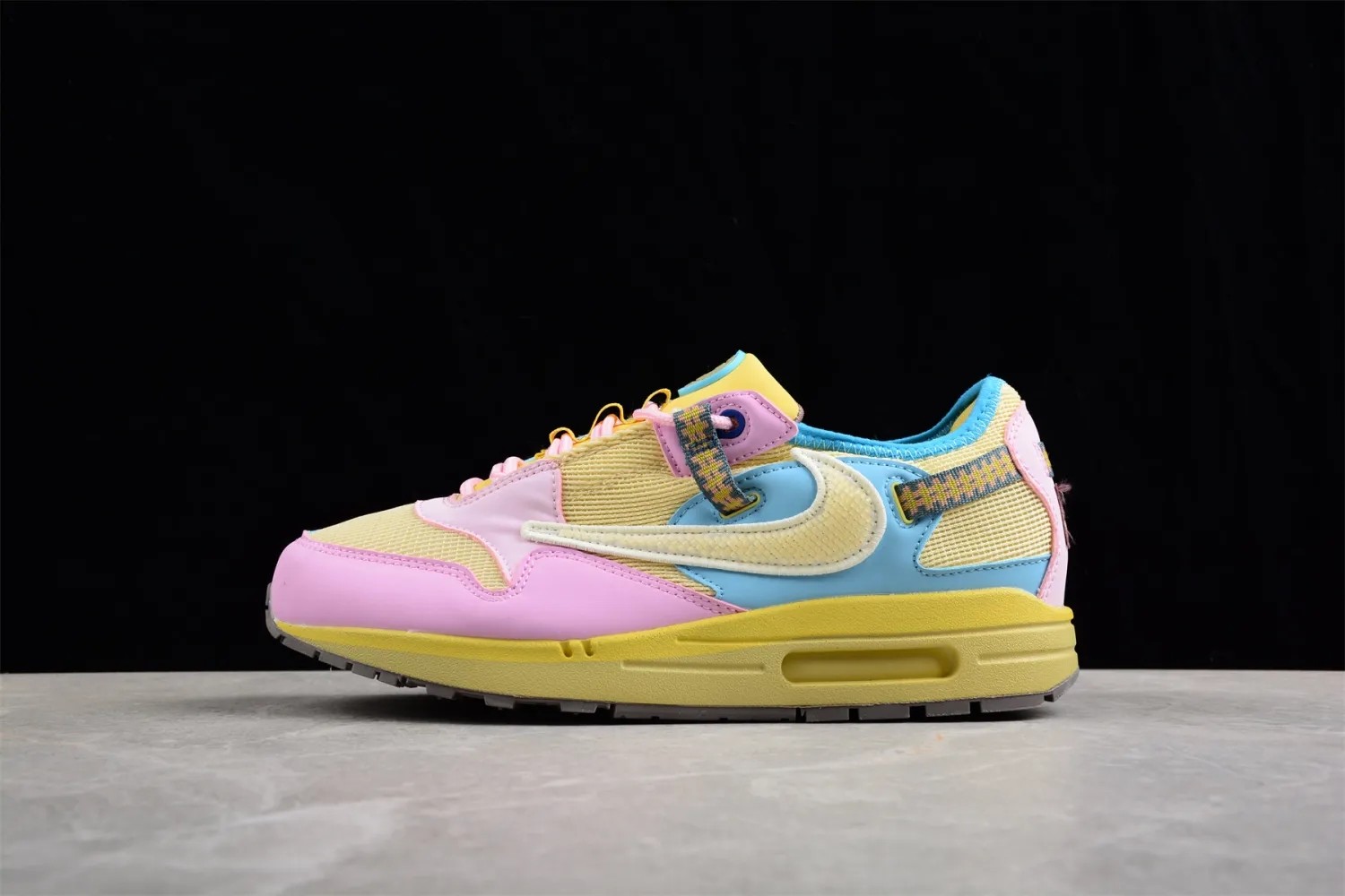 Travis Scoot x Nk Air Max 1 DO9392-100