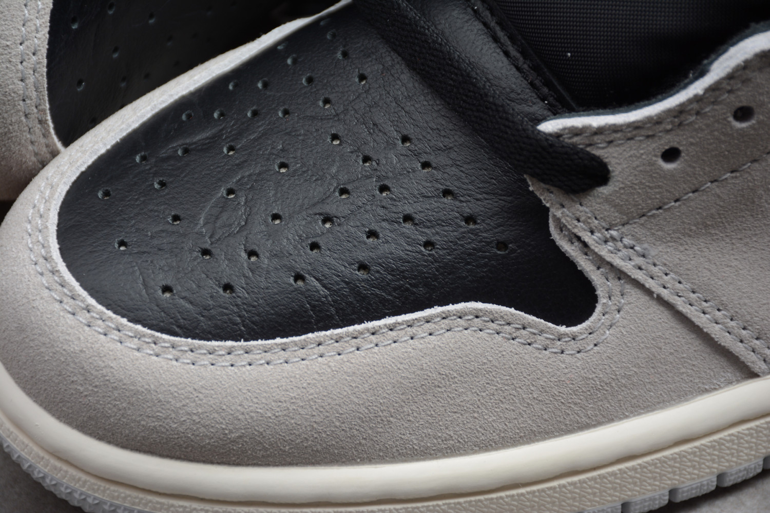 Jordan 1 Retro High Neutral Grey Hyper Crimson 555088-018
