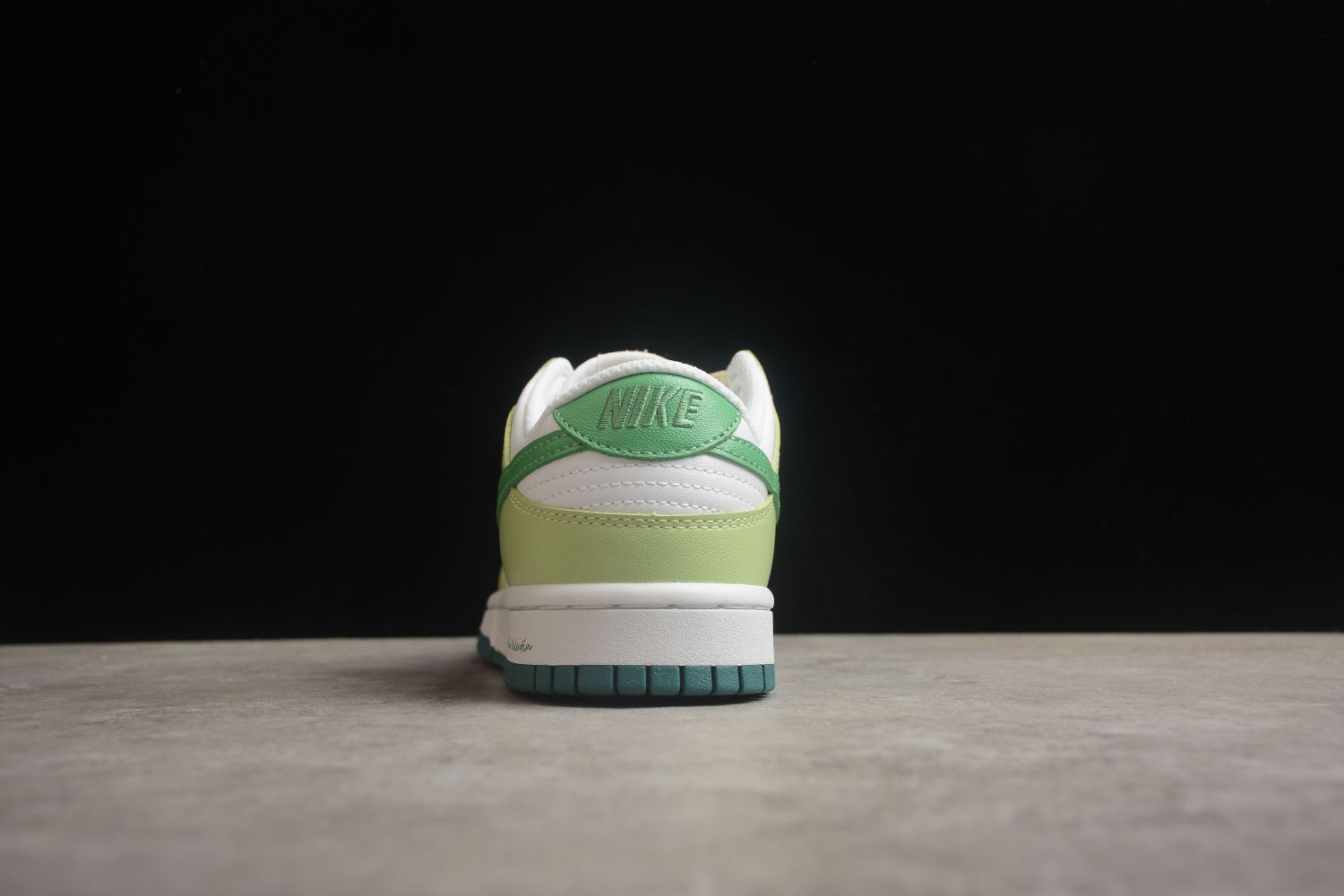 Nk SB Dunk Low  FD9911-101