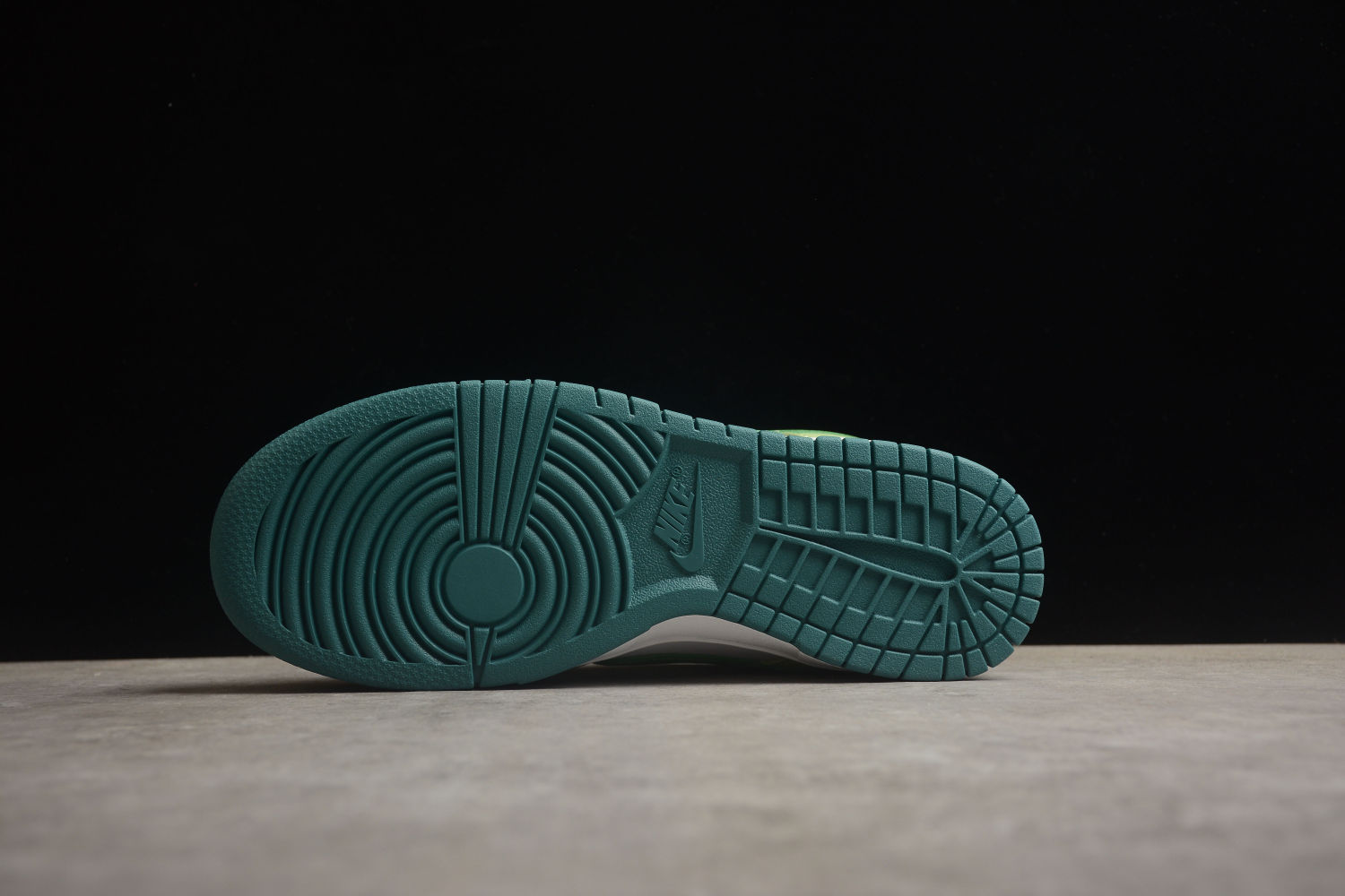 Nk SB Dunk Low  FD9911-101
