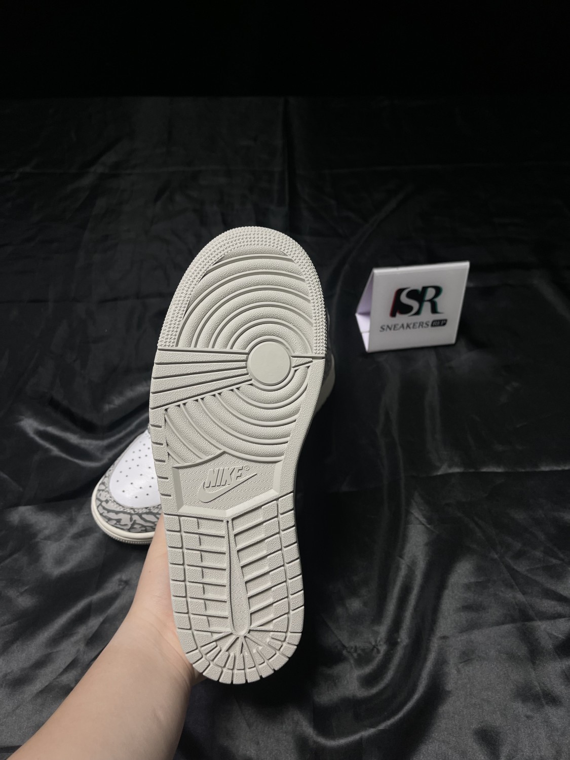 Jordan 1 Retro High OG White Cement  DZ5485-052