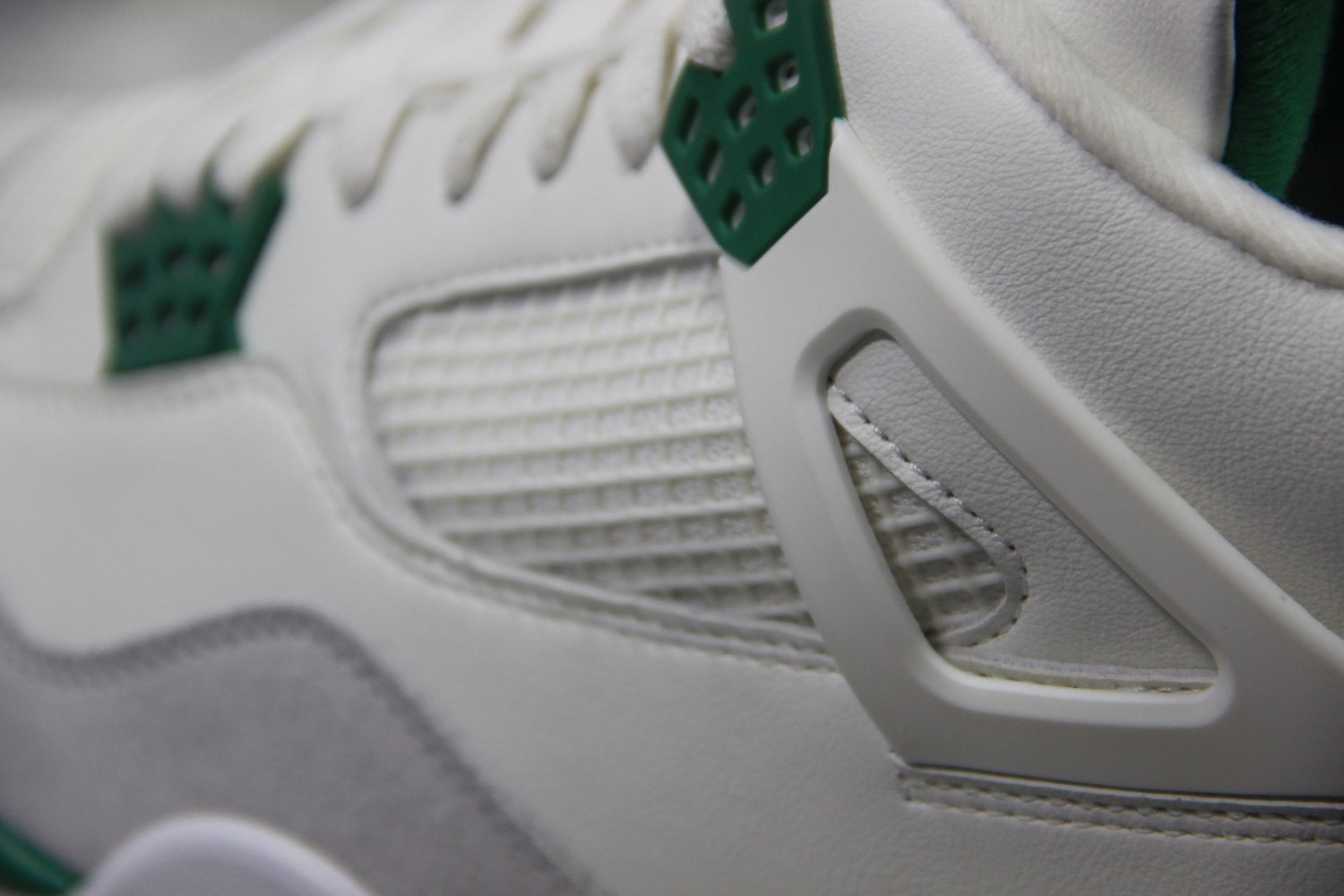 Jordan 4 Retro SB Pine Green DR5415-103