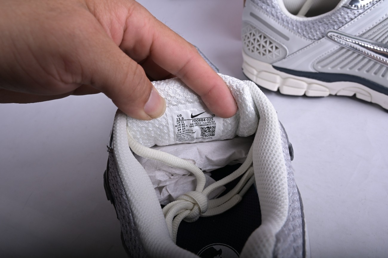 Nike Zoom Vomero 5 Photon Dust Metallic Silver (W) FD0884-025