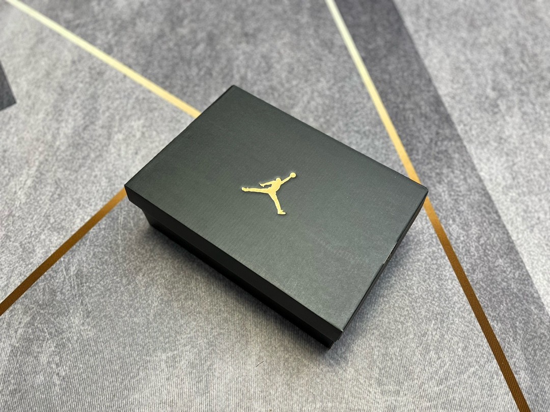 Jordan 1 Low Triple White (2019) 553558-111