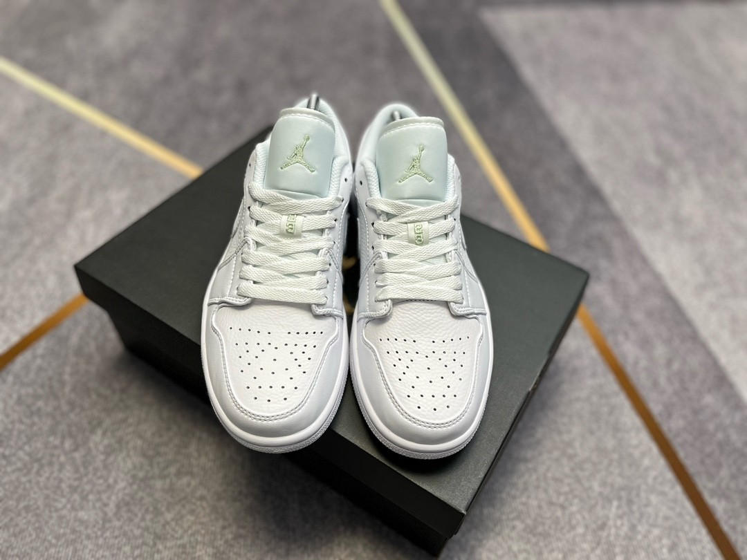 Jordan 1 Low Triple White (2019) 553558-111