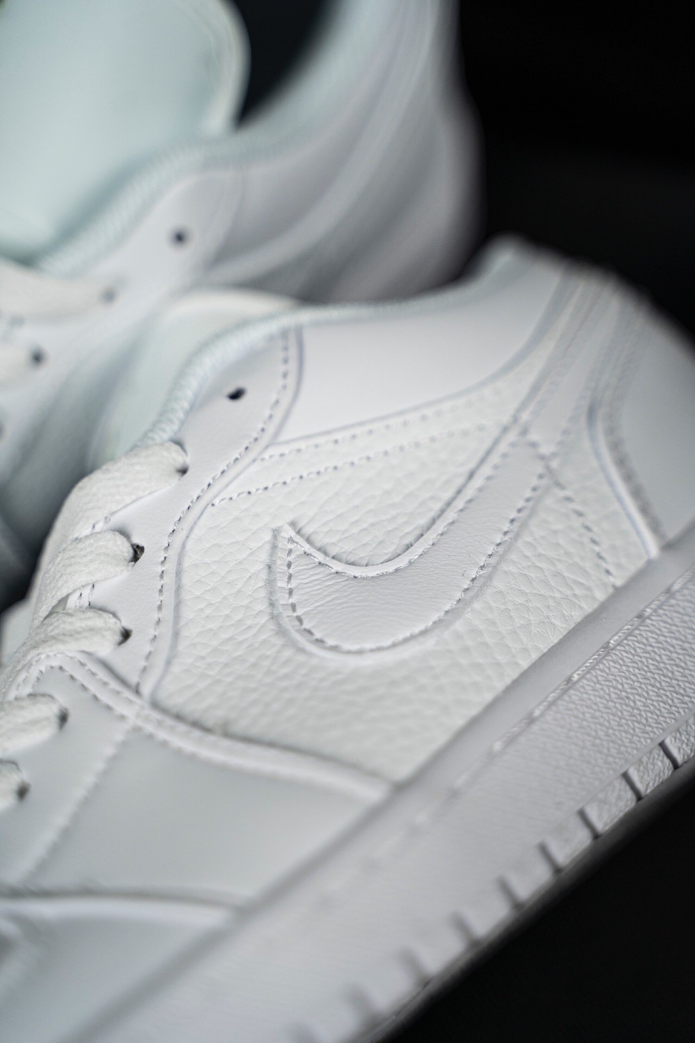 Jordan 1 Low Triple White (2019) 553558-111