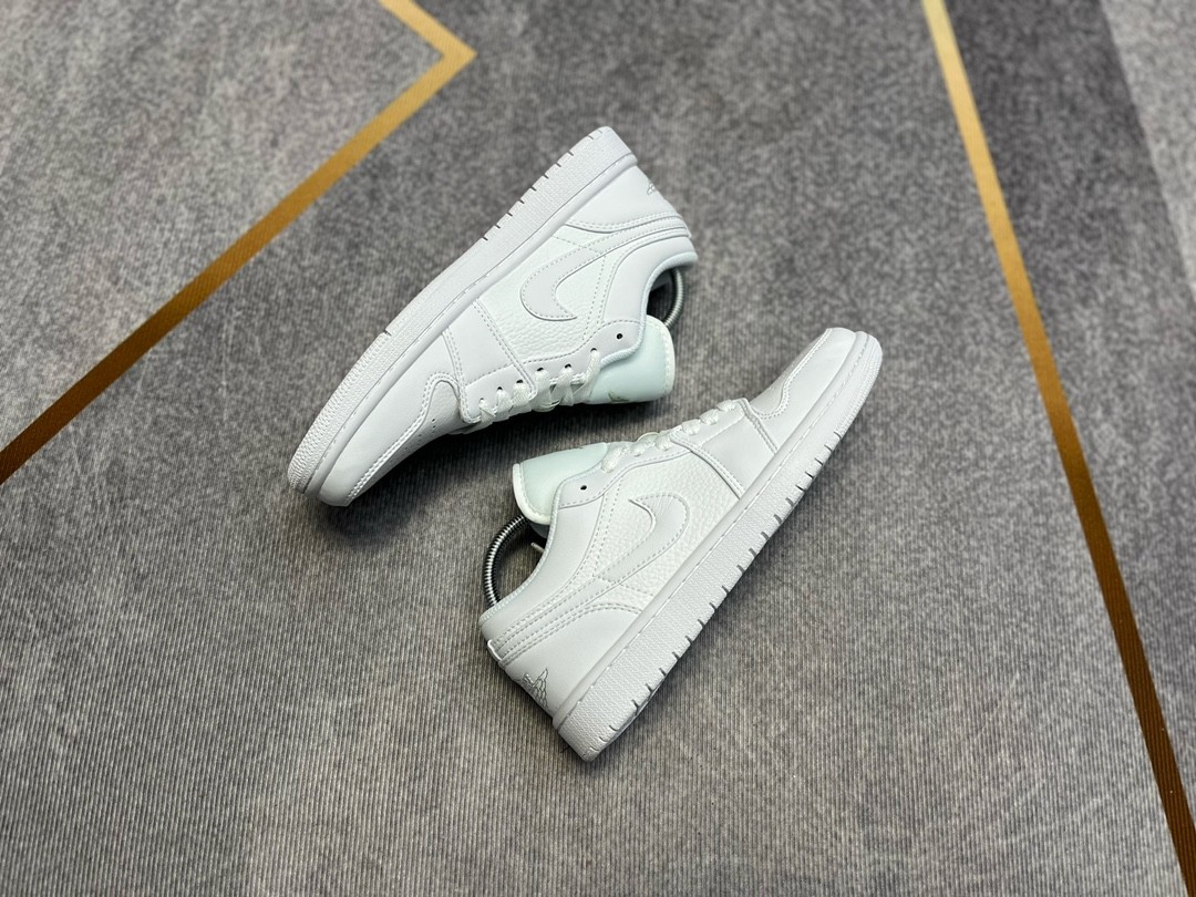 Jordan 1 Low Triple White (2019) 553558-111