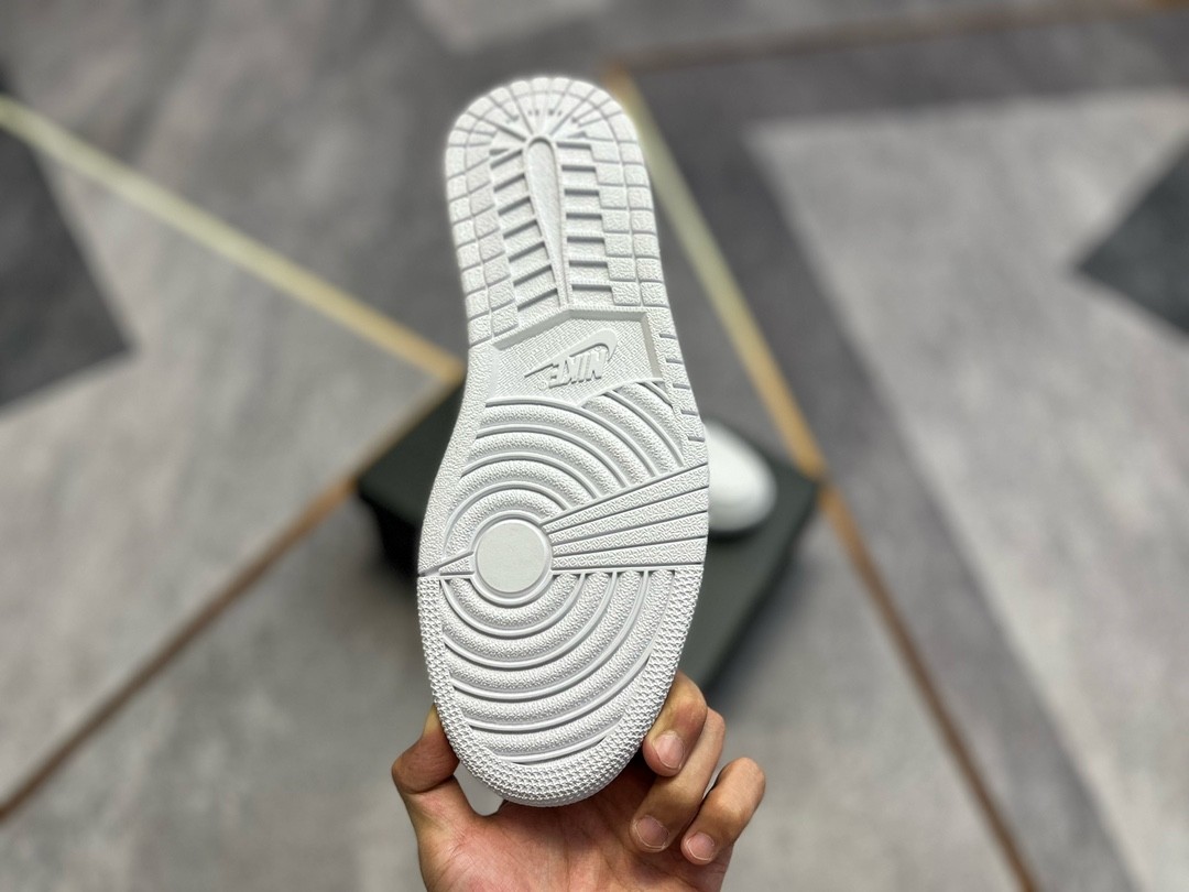 Jordan 1 Low Triple White (2019) 553558-111