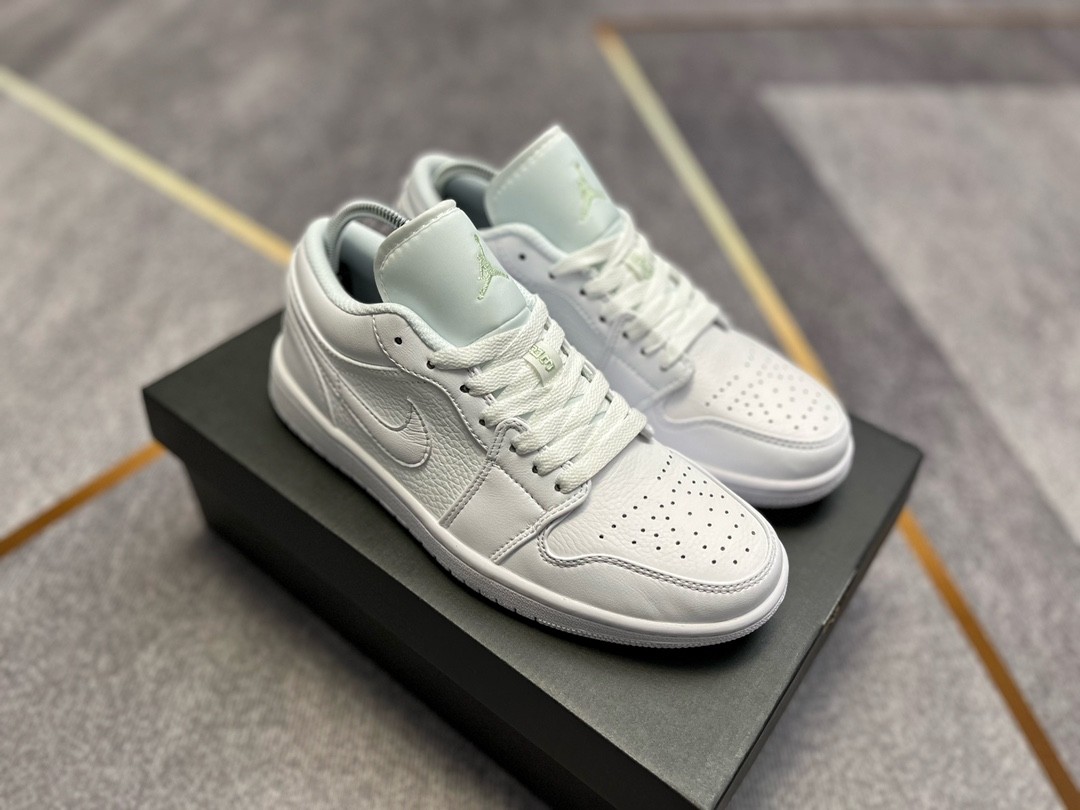 Jordan 1 Low Triple White (2019) 553558-111