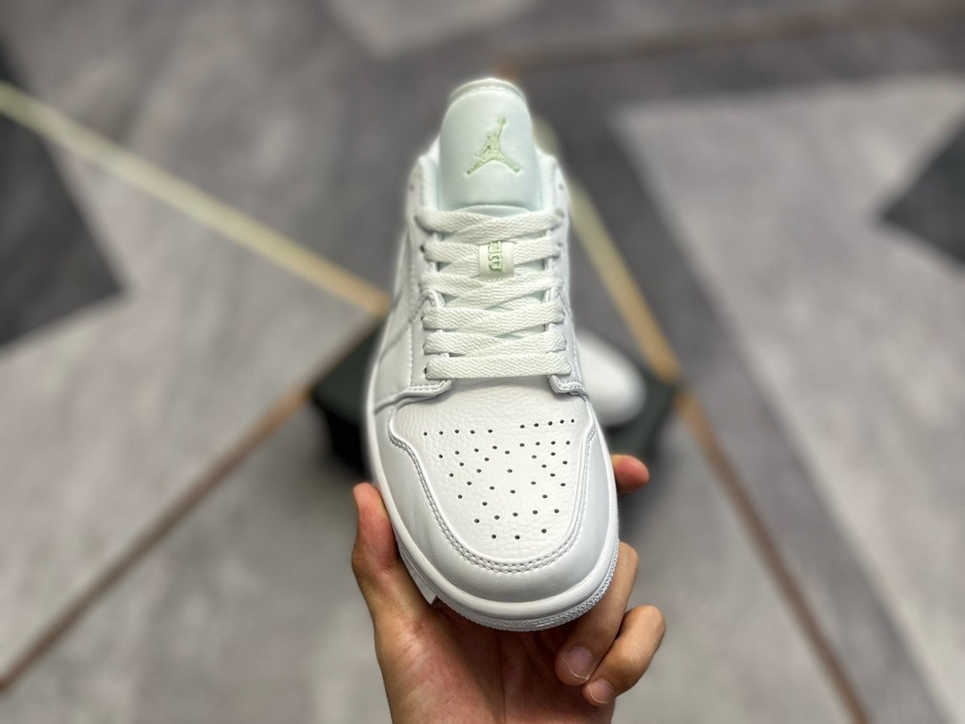 Jordan 1 Low Triple White (2019) 553558-111