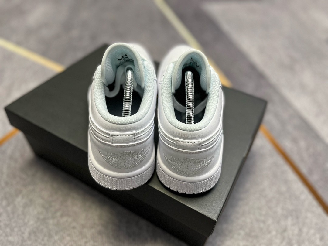 Jordan 1 Low Triple White (2019) 553558-111