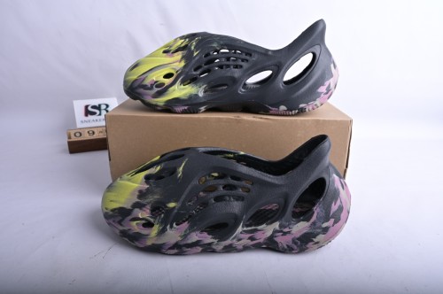 adidas Yeezy Foam RNR MX Carbon  IG9562
