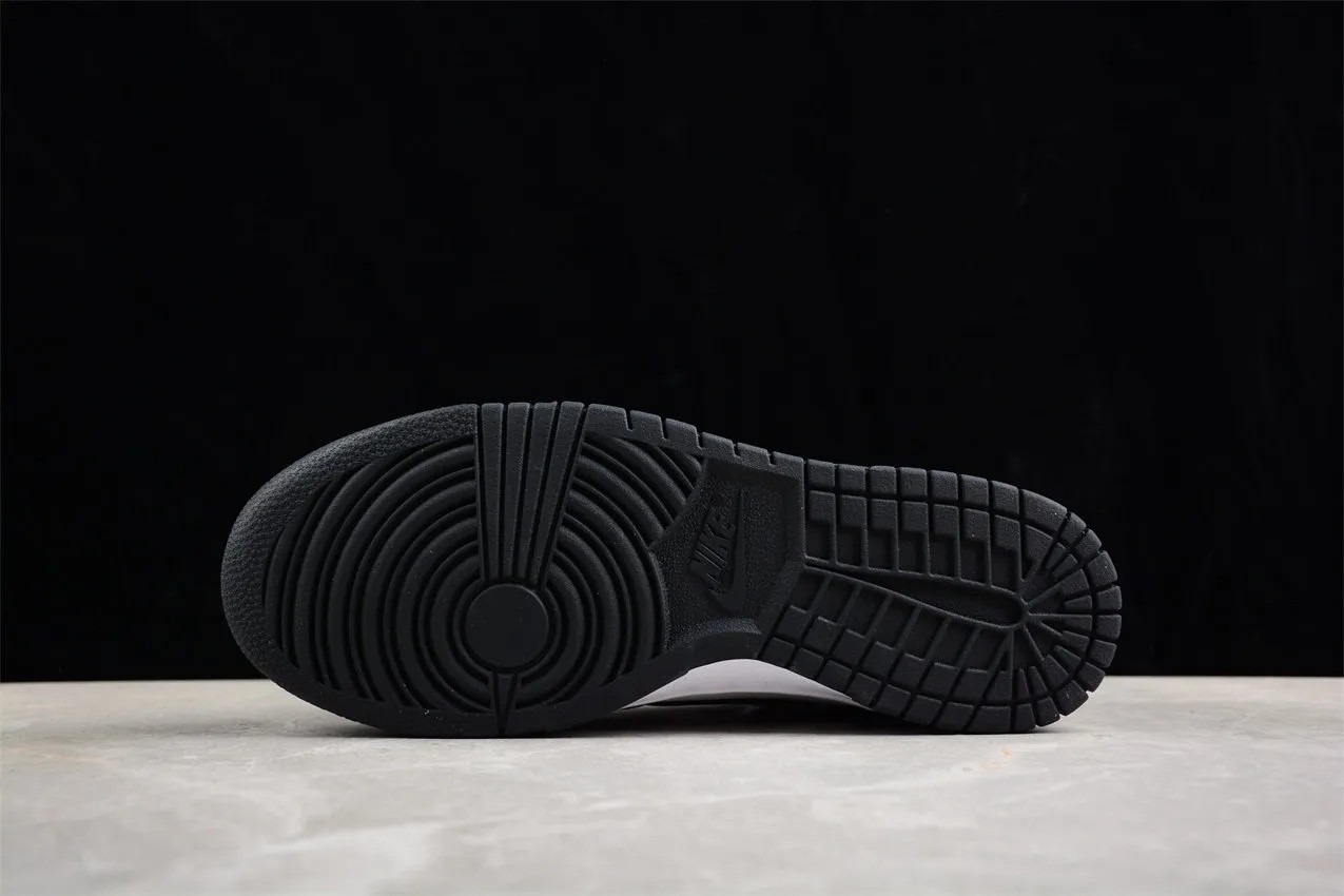 Nike SB Dunk Low Panda CW1590-100