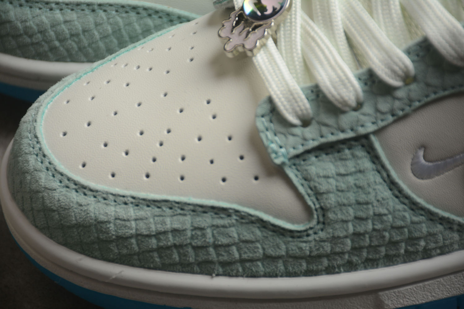 Nike SB Dunk Low 2024 FZ5065-111