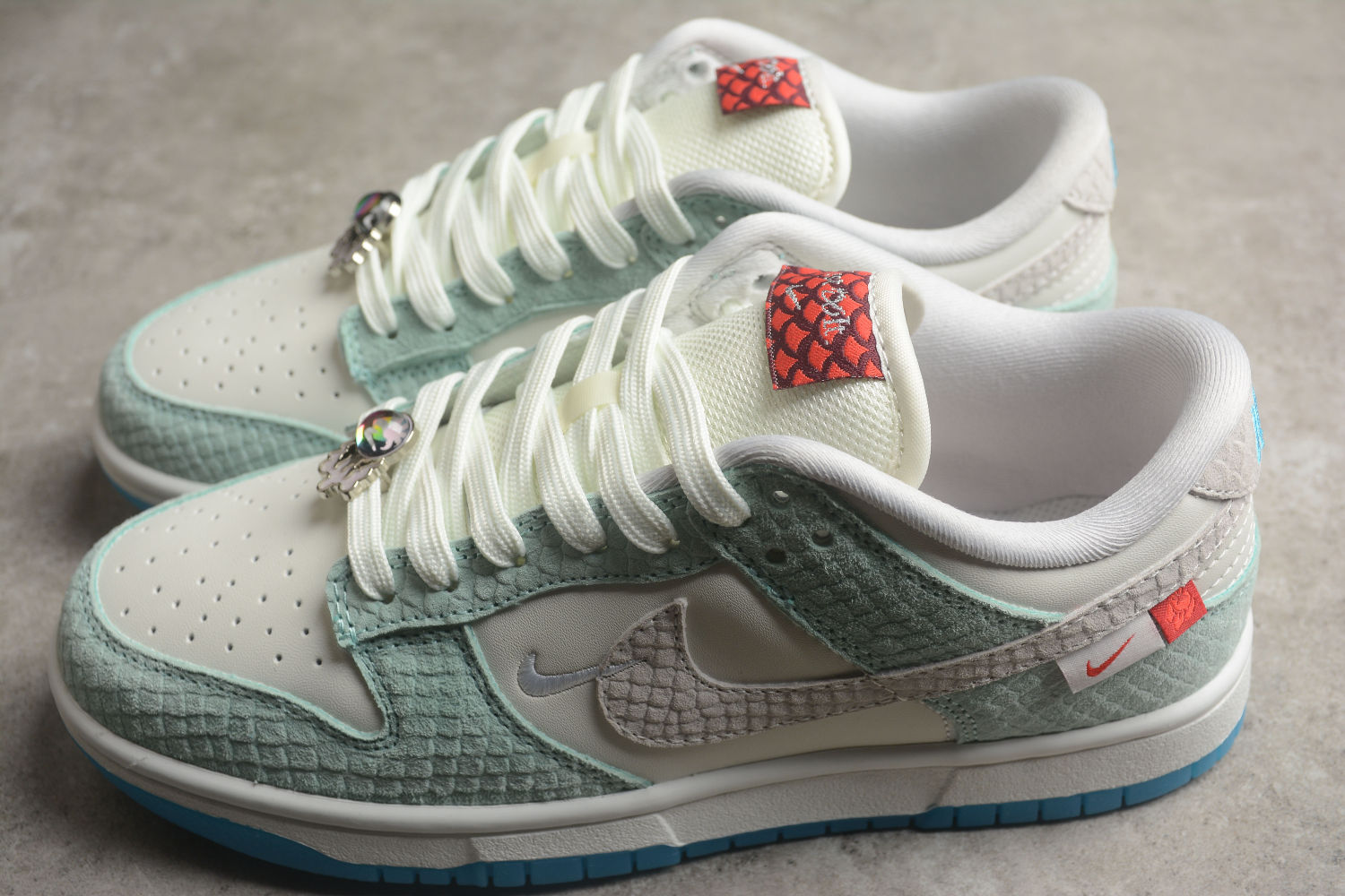 Nike SB Dunk Low 2024 FZ5065-111