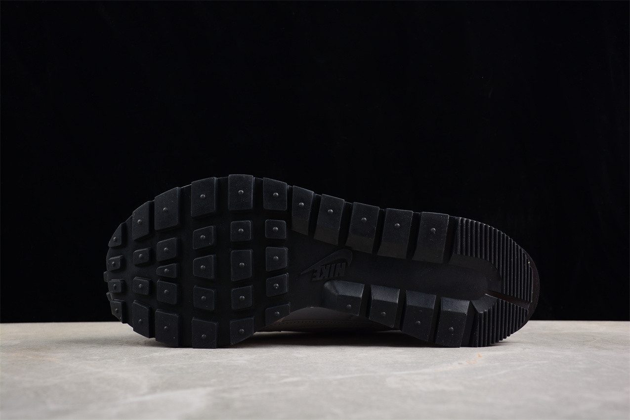 Sacai x Nike VaporWaffle 3.0 DD1875-108