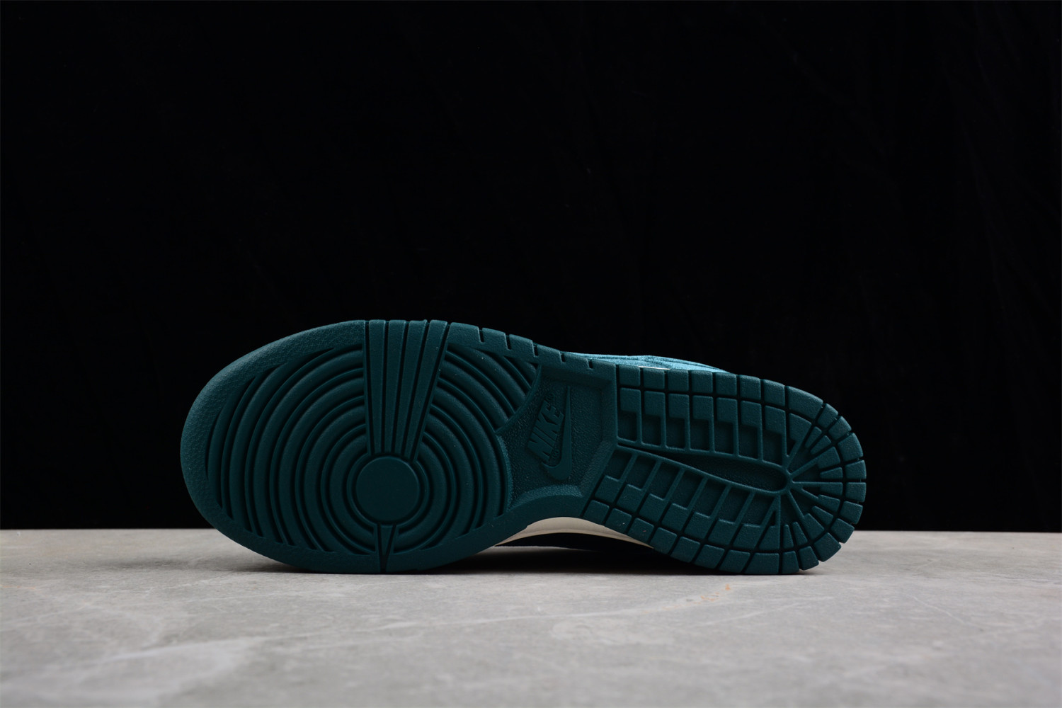 Nike Dunk Low Green Velvet DZ5224-300