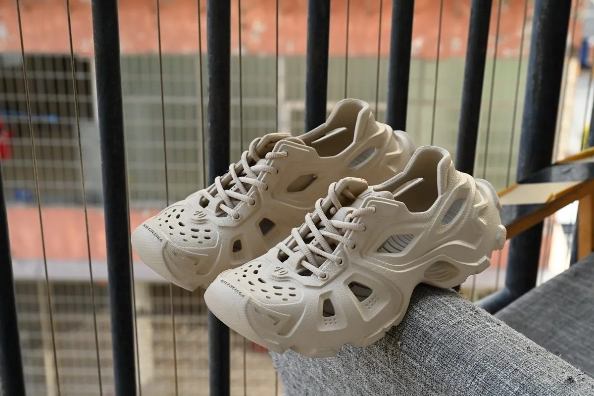 Bal*nci*ga HD Lace Up Beige 702421W3CES9300