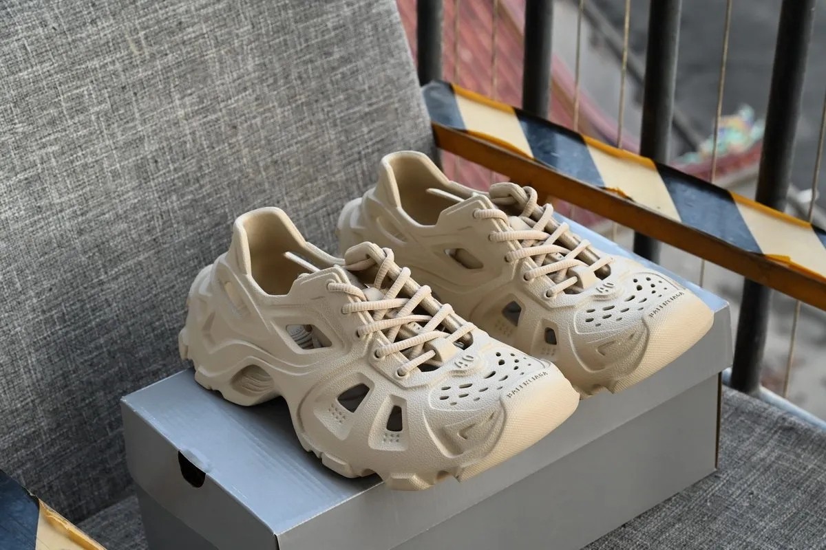 Bal*nci*ga HD Lace Up Beige 702421W3CES9300