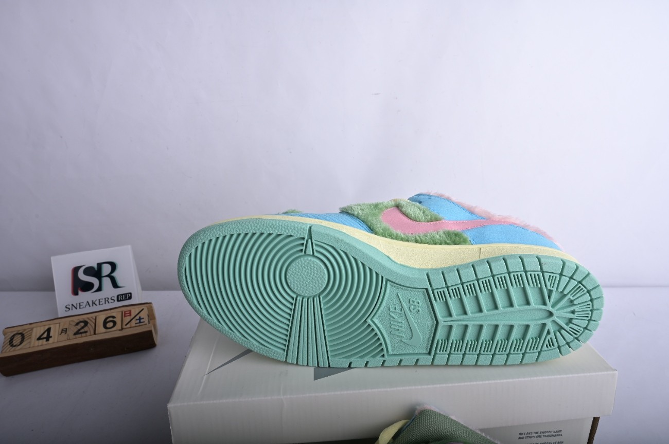 Verdy × Nike Dunk SB FN6040-400