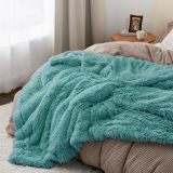 Faux Fur King Size Blanket Green – Fuzzy, Fluffy, and Shaggy Faux Fur, Soft and Thick Sherpa, Cozy Warm Decorative Gift, King Blanket for Bed, 108x90 Inches, 640 GSM